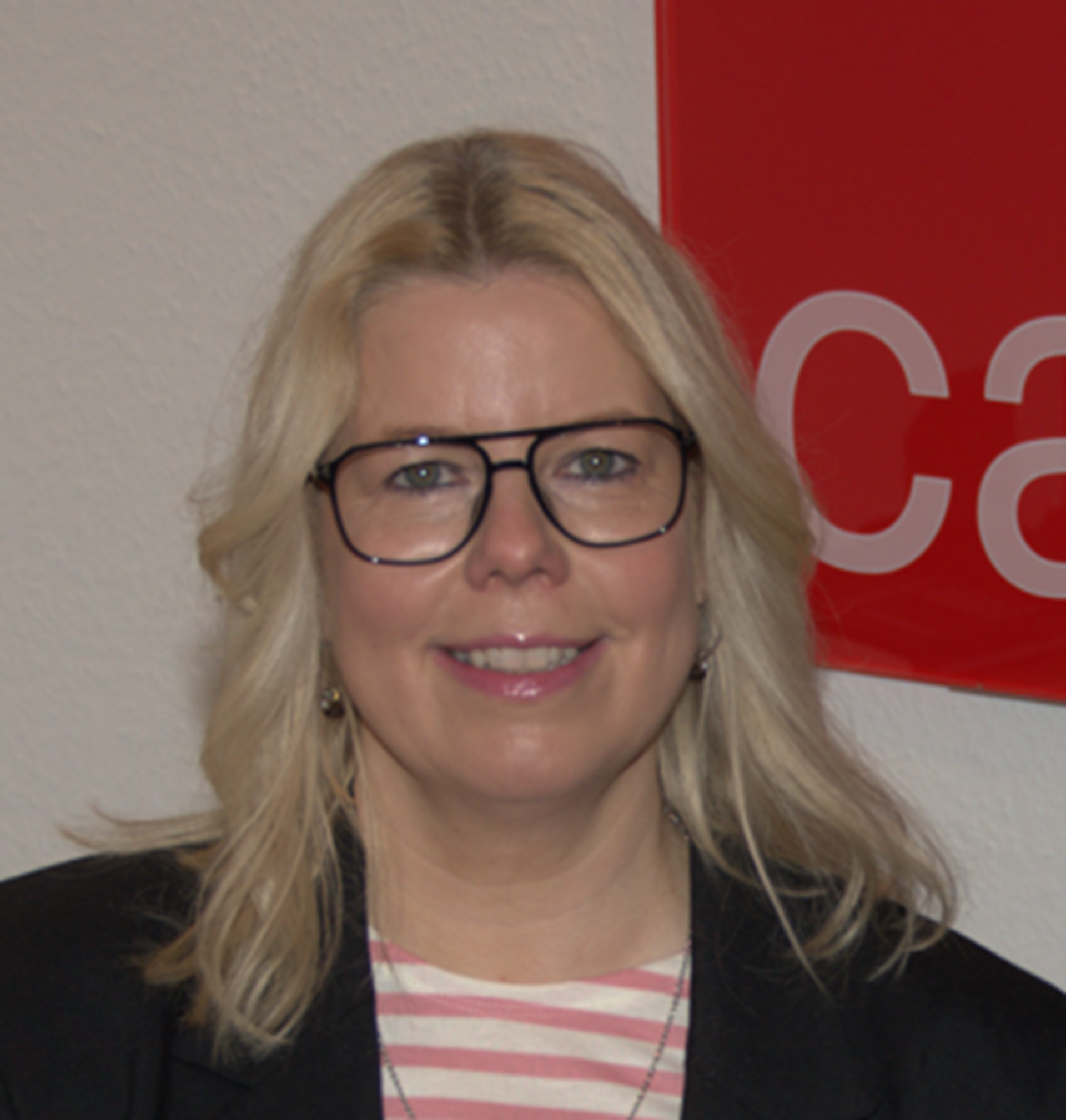 Frau mit schulterlangen blonden Haaren