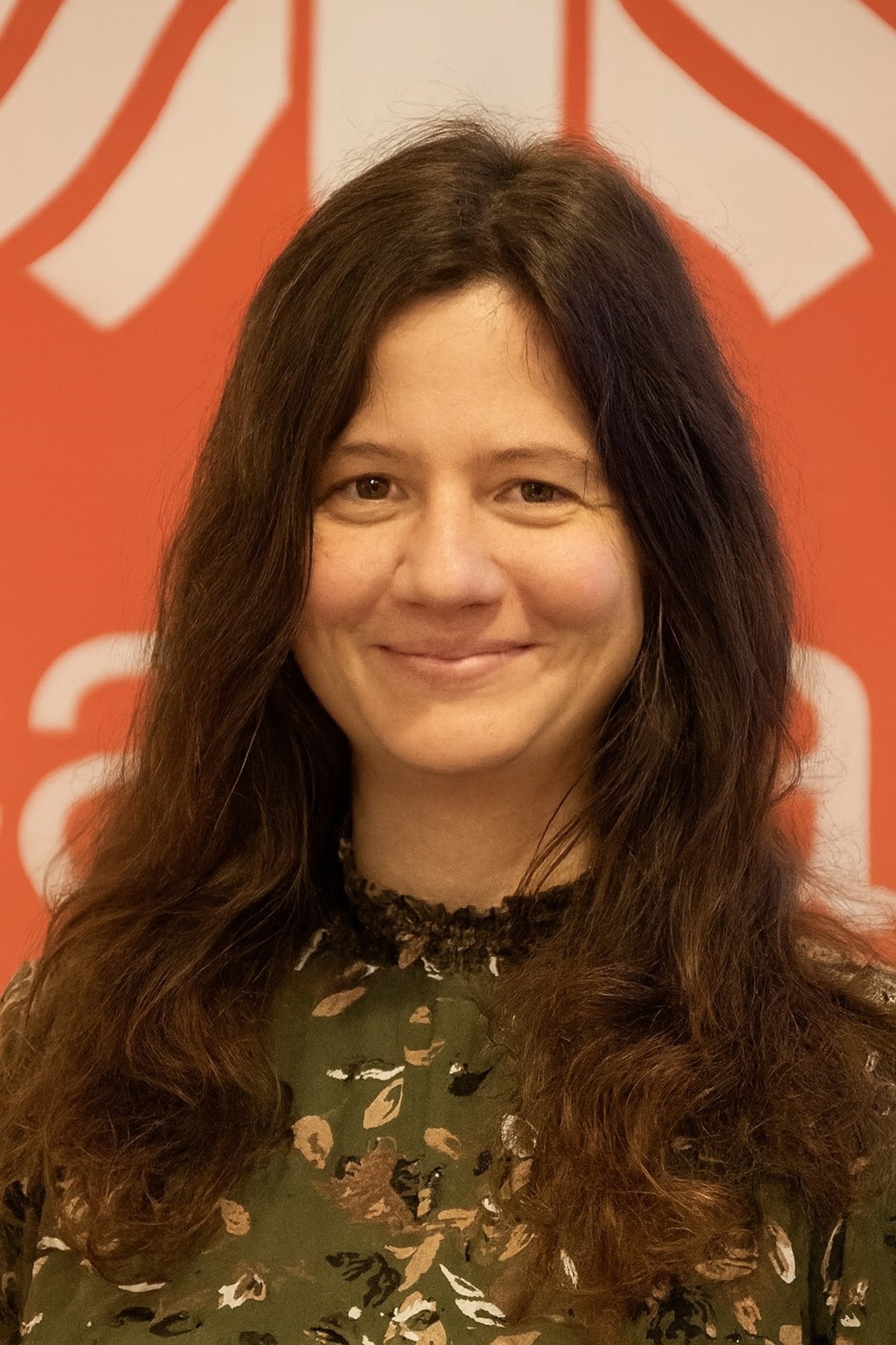 Junge Frau mit dunklen langen Haaren