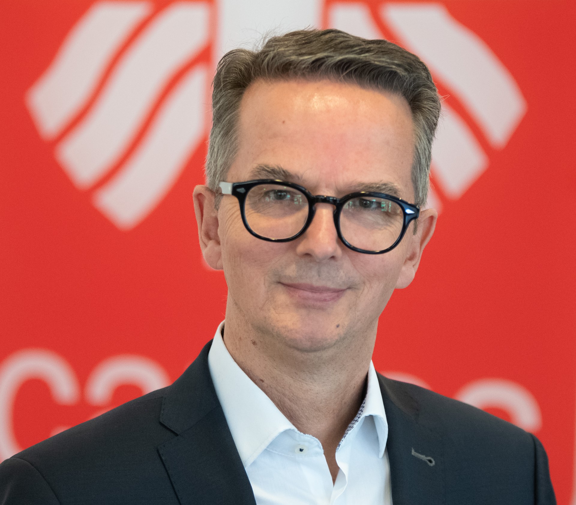 Mann mit schwarzen Haaren und Brille